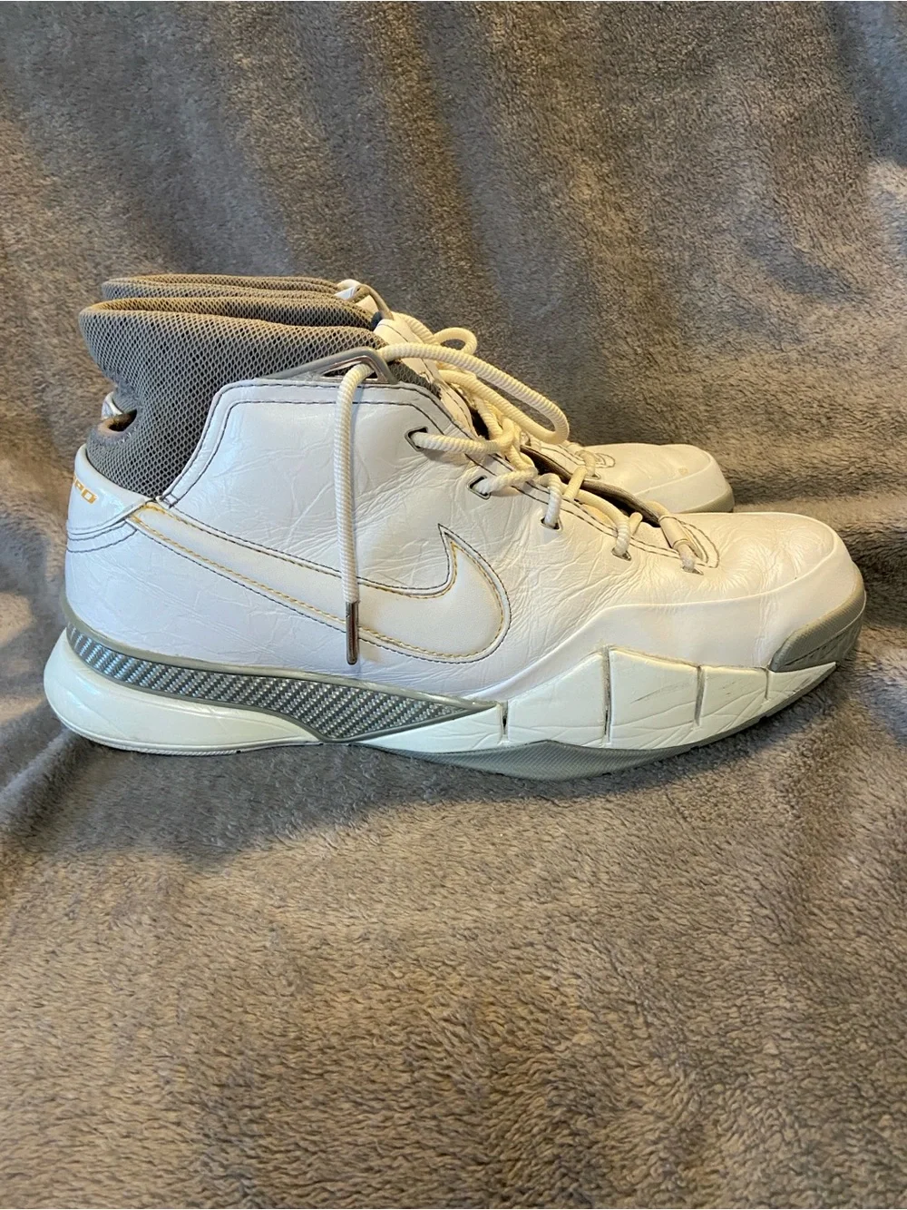 🏀 Nike Kobe 1 white shark